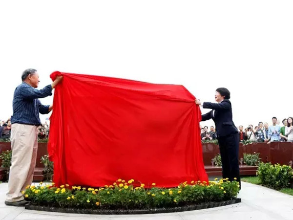 8023部队返沪参试人员代表与至尊园领导们一齐为纪念碑揭幕